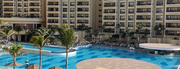 Royal Sands Resort is one of Hoteles con cancha de Tennis.