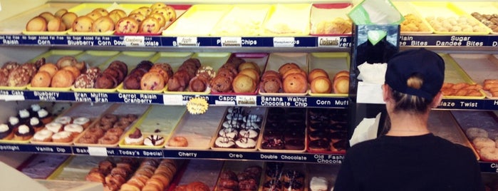Dandee Donut Factory is one of Posti che sono piaciuti a Charles.