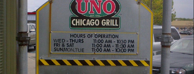 Uno Pizzeria & Grill - Sterling Heights is one of Lugares favoritos de Dave.