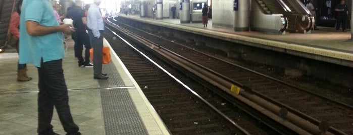 Journal Square PATH Station - Track 2 is one of Tempat yang Disukai Albert.