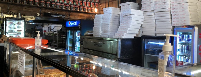 Champion Pizza is one of Lugares guardados de Queen.