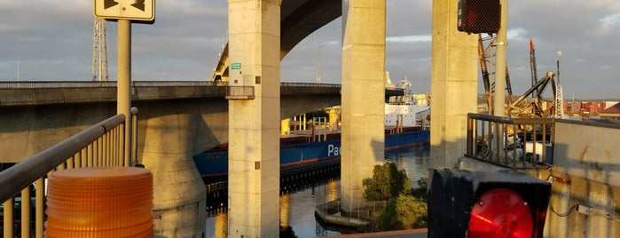 West Seattle / Jeanette Williams Memorial Bridge is one of Lugares favoritos de Lizzie.