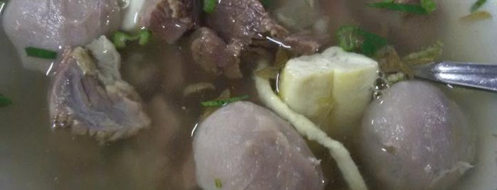 Bakso Soto IMBO is one of Ibu Widiさんのお気に入りスポット.