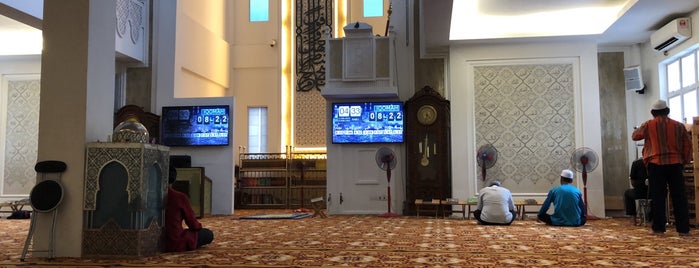 Masjid Jamek Ibnu Khaldun Sg Besi is one of สถานที่ที่ 𝙷𝙰𝙵𝙸𝚉𝚄𝙻 𝙷𝙸𝚂𝙷𝙰𝙼 ถูกใจ.
