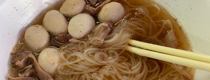 แดงราชาลูกชิ้นน้ำใส (ข้าวมันไก่+ก๋วยเตี๋ยวหมูตุ๋น) is one of Favorite Food.
