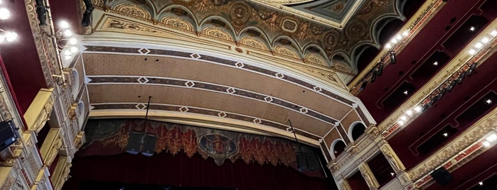 Teatro Calderón is one of Lugares.