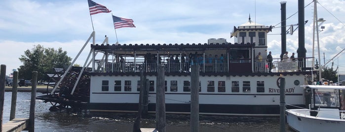 River Lady Riverboat Tours is one of Orte, die Lizzie gefallen.