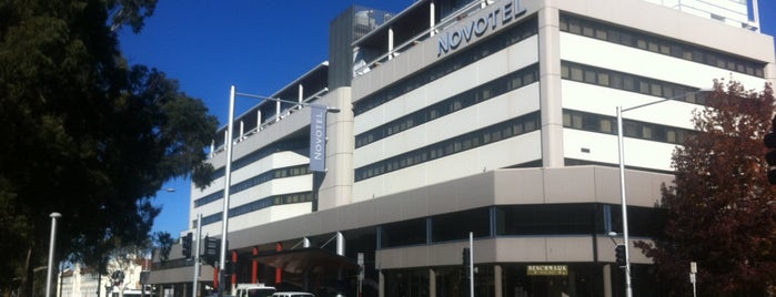 Novotel Canberra is one of Orte, die John gefallen.