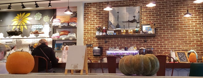 Be Well Cafe & Bakery is one of The Traveler 님이 좋아한 장소.