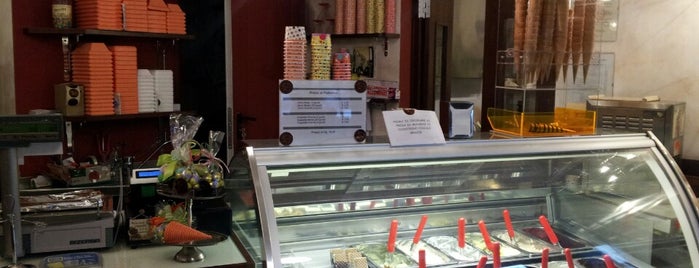 La Casa Del Cioccolato is one of Gelato!! Ice cream.