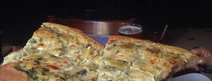 Artichoke Basille's Pizza & Bar is one of Orte, die Luis gefallen.