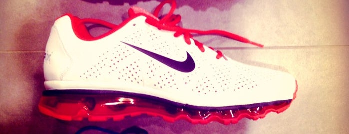 Nike Factory Store is one of ObirFarukさんのお気に入りスポット.