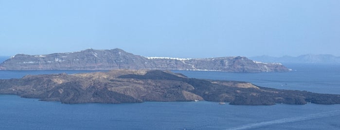 Volcano of Santorini is one of Greece 💜.