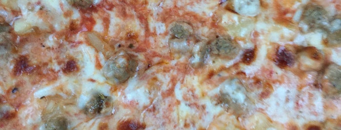 Big Apple Pizza is one of Lugares favoritos de Sandy.