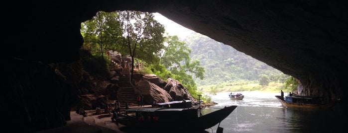 Động Phong Nha (Phong Nha Cave) is one of Vietnam.