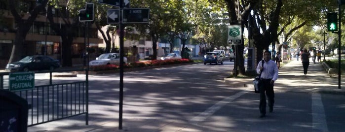 Avenida Libertad is one of Comer, tomar & pasear en Valparaíso y Viña del Mar.