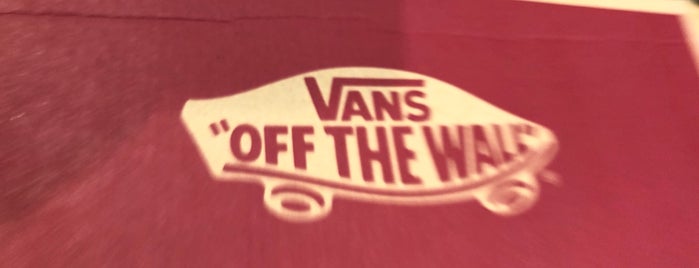 Vans Outlet is one of Tempat yang Disukai Paul.