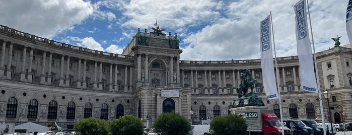 Hofburg is one of Viena.