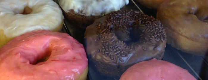 Village Donuts is one of Lugares favoritos de David.