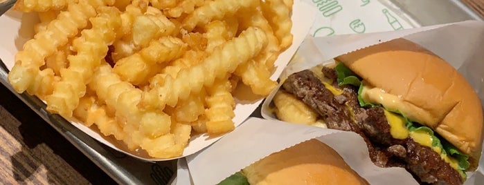 Shake Shack is one of Alejandroさんのお気に入りスポット.