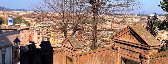 Trastevere is one of Tempat yang Disukai Aslı.