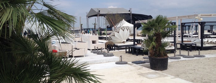 Puro Beach & Lounge is one of CONSTN.