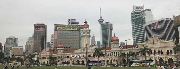 Independence Square (Dataran Merdeka) is one of Lugares favoritos de 𝙷𝙰𝙵𝙸𝚉𝚄𝙻 𝙷𝙸𝚂𝙷𝙰𝙼.