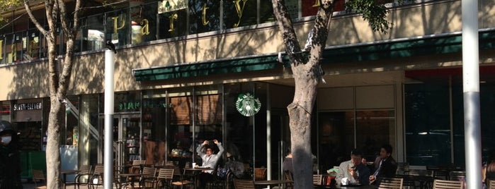 Starbucks is one of Lieux qui ont plu à Nick.