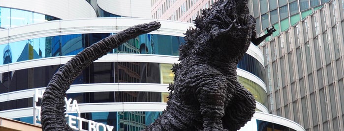 Godzilla Statue is one of Tempat yang Disukai P Y.