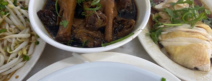 Restoran Prosperity Bowl 公雞碗菜園雞 is one of Lunch Spots.