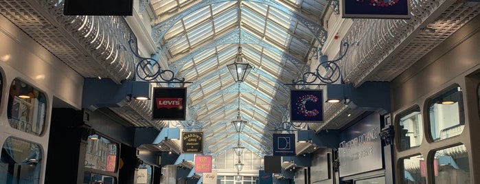 Queens Arcade is one of Manchester 🇬🇧.