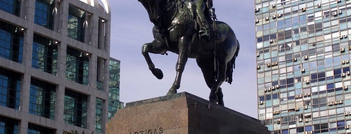 Plaza Independencia is one of Si vas a Montevideo....