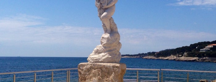 Le Statue de Calendal is one of Francie.