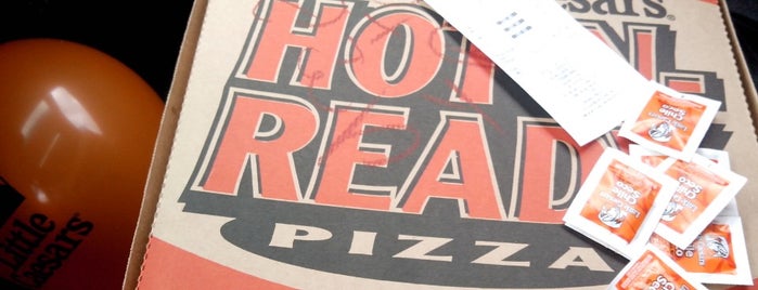 Little Caesars Pizza is one of สถานที่ที่ RockMántica ถูกใจ.