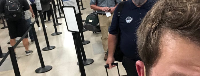 TSA Checkpoint is one of Lugares favoritos de Colin.