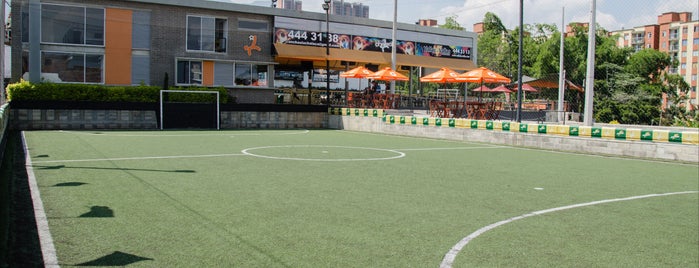 La chalaca fútbol plaza is one of Canchas de Fútbol en Medellín.