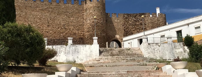 Estremoz is one of Lieux qui ont plu à MENU.