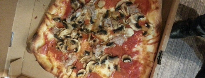 Italian Family Pizza is one of Lugares guardados de Rob.