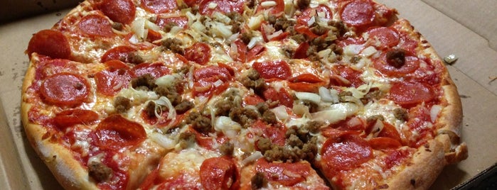 Coffaro's Pizza is one of Lugares favoritos de Julie.