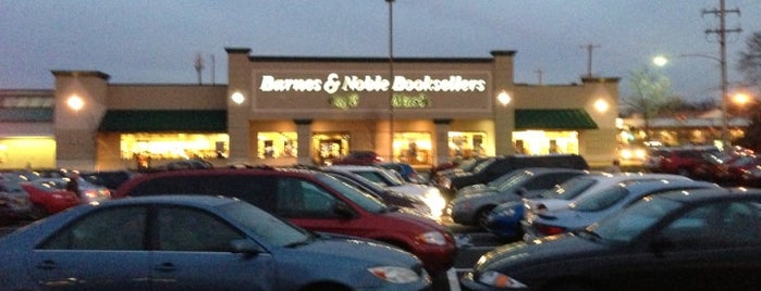 Barnes & Noble is one of Tempat yang Disukai Brett.