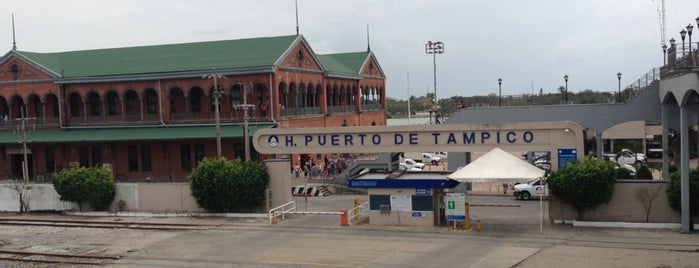 Aduana Marítima Tampico is one of HOLYBBYA 님이 저장한 장소.