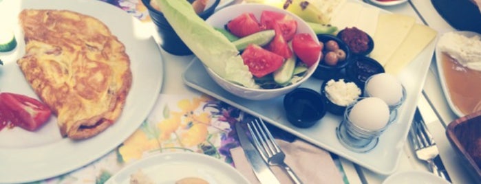 Kirpi Cafe & Restaurant is one of Tuesunmerd'in Beğendiği Mekanlar.