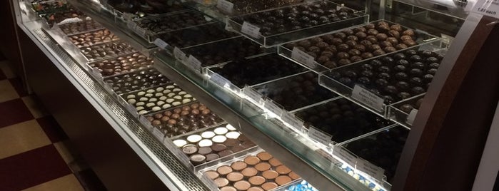 Ava Marie Handmade Chocolates is one of สถานที่ที่ Ian ถูกใจ.