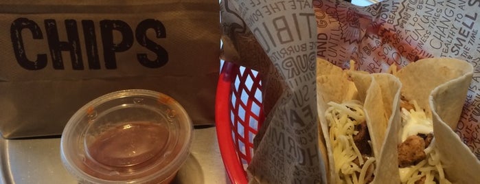 Chipotle Mexican Grill is one of Lugares favoritos de Curtis.