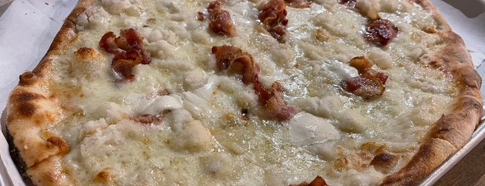 Urbn Coal Fired Pizza is one of Simon : понравившиеся места.