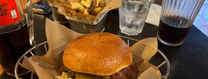 Dubrown Burger Café is one of Nantes - A tester.