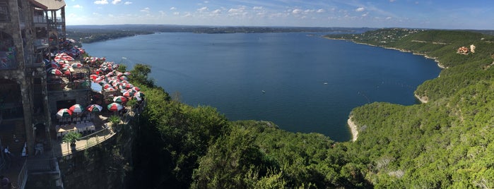 The Oasis on Lake Travis is one of Roberto'nun Beğendiği Mekanlar.