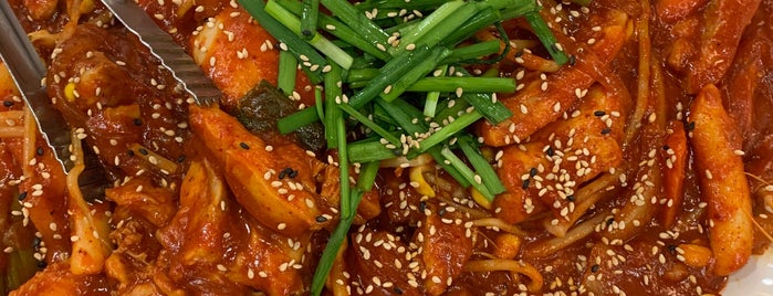 덕이닭갈비 is one of Korean foods.