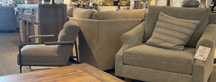 HOM Furniture is one of Lugares favoritos de Joshua.