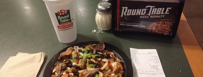 Round Table Pizza is one of Lugares favoritos de George.